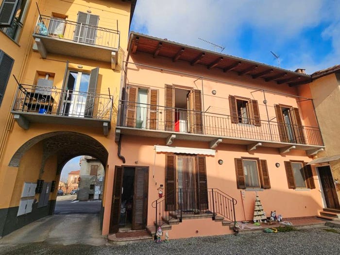 Casa con 6 locali in vendita in Via Vittorio Emanuele III, Centro, Montechiaro d'Asti