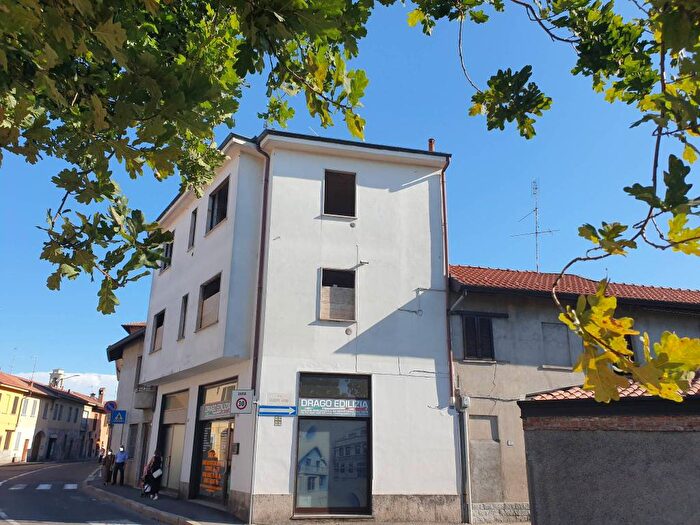Appartamento trilocale in vendita in Via San Michele, Centro, Parabiago