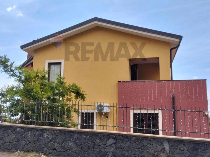 Casa con 6 locali in vendita in Via Piersanti Mattarella, Centro, Pedara