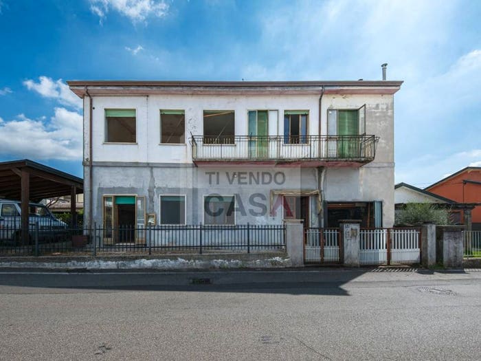Casa con 5 locali in vendita in Via Calvarina, Centro, Roncà