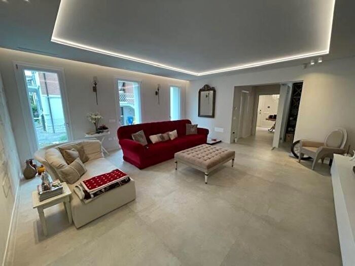 Casa con 9 locali in vendita in Forli'