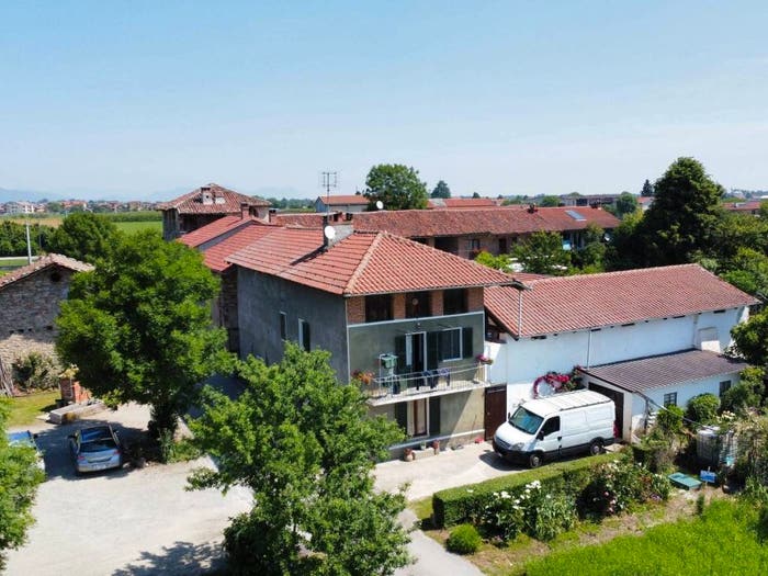 Casa con 6 locali in vendita in Via delle Basse, Osasco