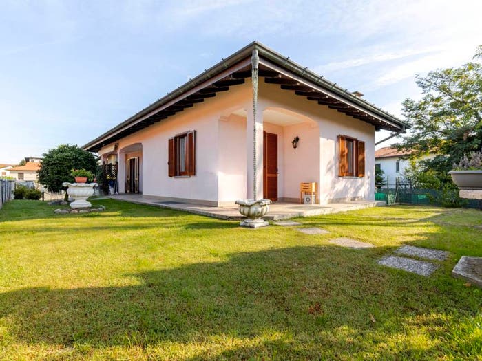 Casa con 6 locali in vendita in Via Monte Bianco, Venegono Superiore