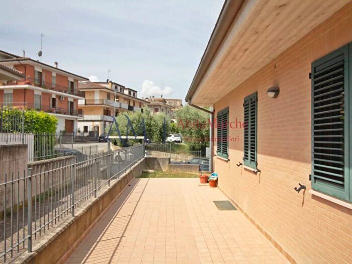 Appartamento con 5 locali in vendita in Via Togliatti, Centro, Monte Urano
