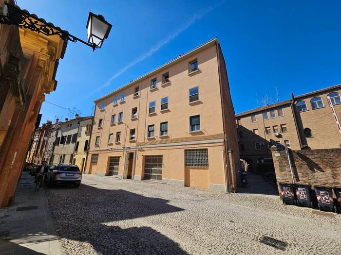 Appartamento trilocale in vendita in Via della Paglia, Centro Storico, Ferrara