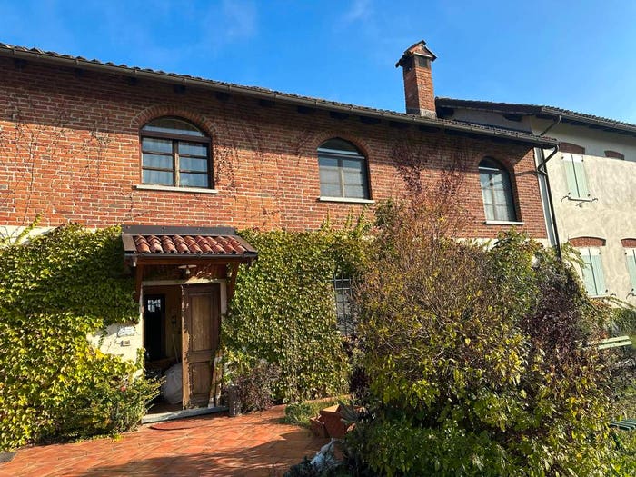 Casa con 6 locali in vendita in Morbello