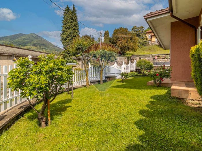 Casa con 6 locali in vendita in via IV Novembre, Coggiola