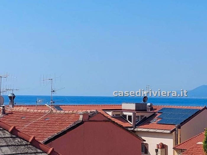 Appartamento quadrilocale in vendita in Via Colombo, Centro, Finale Ligure