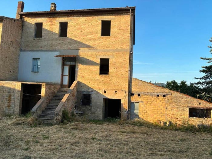 Casa con 6 locali in vendita in Offida