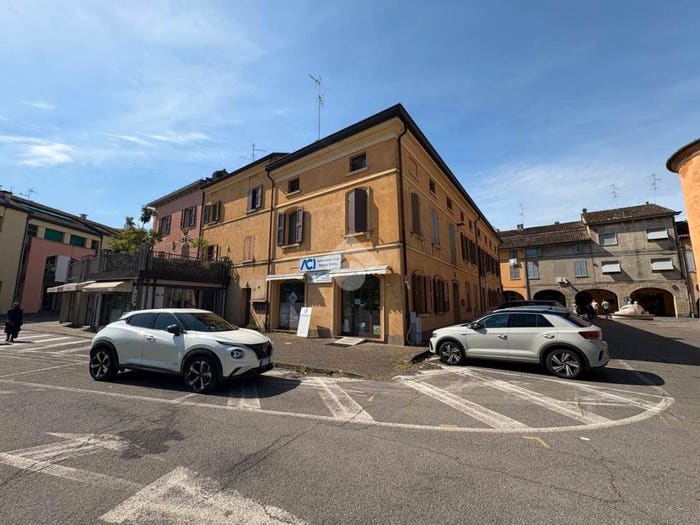 Appartamento quadrilocale in vendita in Piazzale posta, Centro, Castelnovo di Sotto