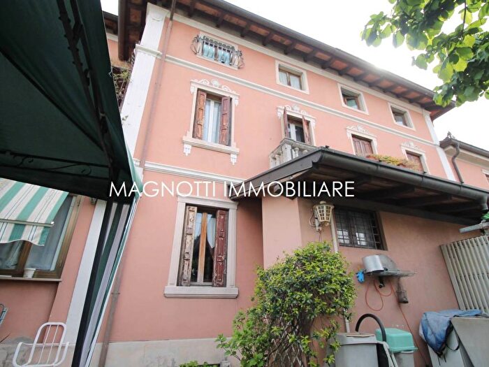 Casa con 6 locali in vendita in Via Cividale, Udine