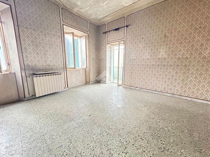 Casa con 6 locali in vendita in Via Farini, Avenza, Carrara