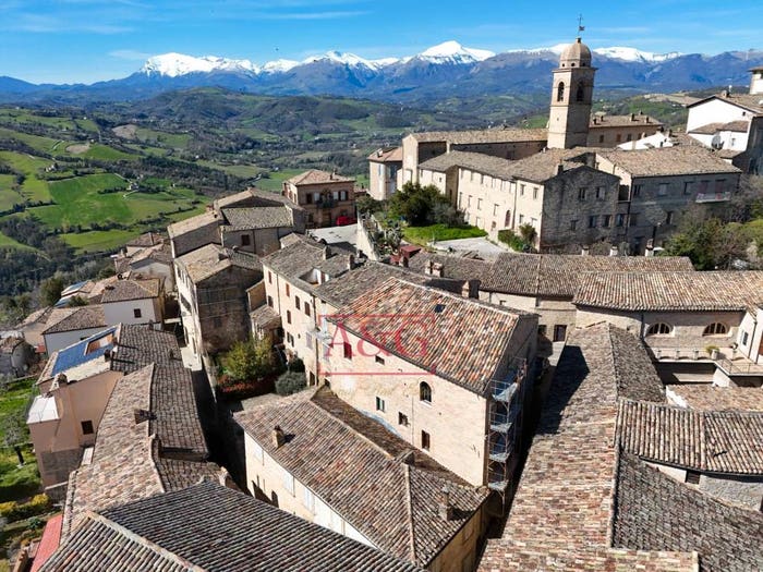 Casa con 6 locali in vendita in via Giacomo Leopardi, Monte San Martino