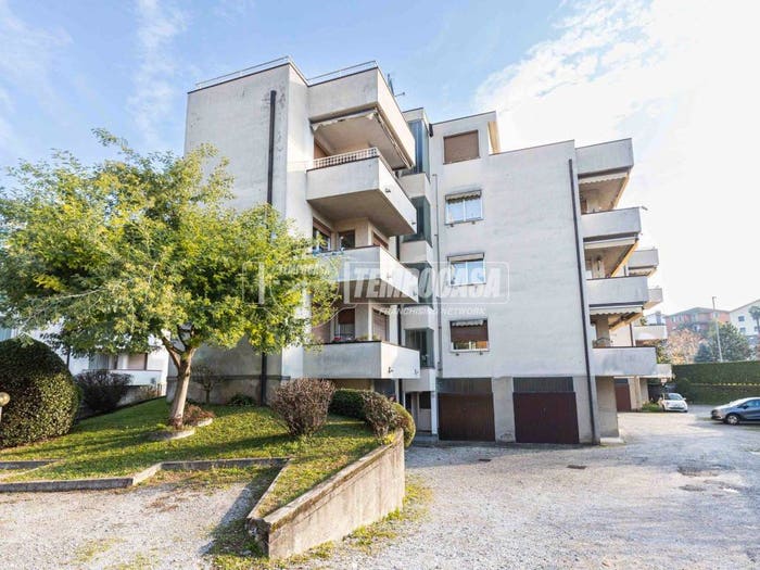 Appartamento trilocale in vendita in Via Redipuglia, Centro, Alzate Brianza
