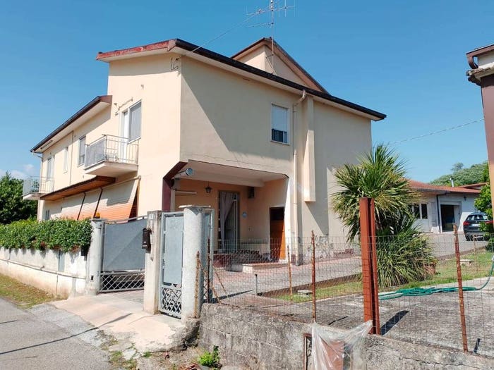Casa quadrilocale in vendita in Via Vetiche, Le Rase Vetiche, Frosinone