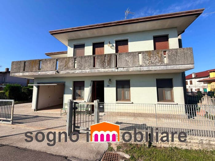 Casa quadrilocale in vendita in Corso Arnaldo Fraccaroli, Centro, Villa Bartolomea