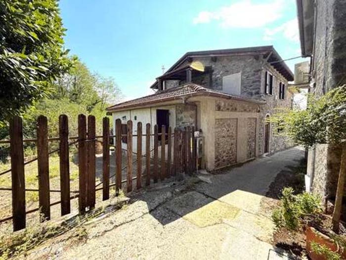 Casa con 6 locali in vendita in Via Tresana SNC, Centro, Tresana