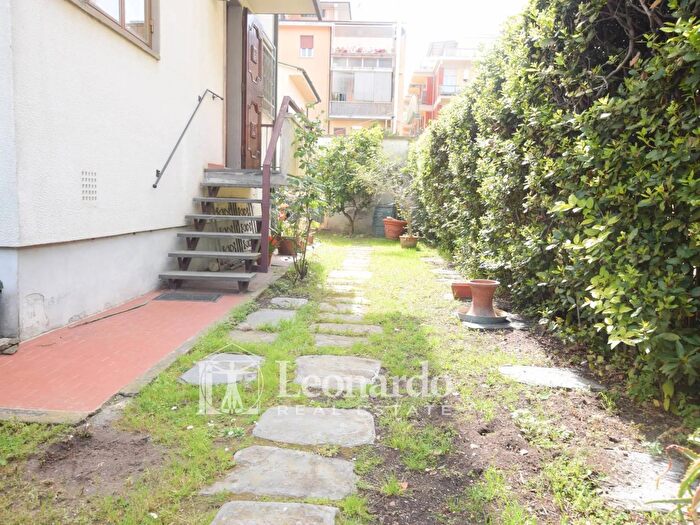Casa con 8 locali in vendita in Via Baracca, Viareggio