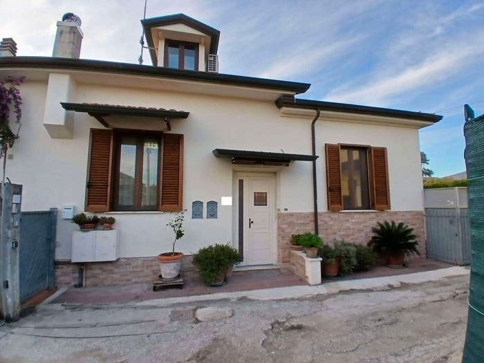 Casa quadrilocale in vendita in via Massa Avenza, Zona Industriale, Massa