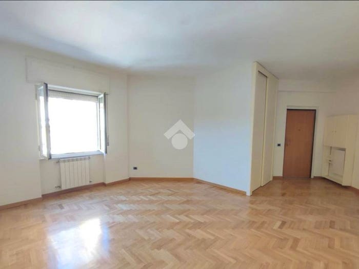 Appartamento trilocale in vendita in Via Emilio Scaglione, Chiaiano, Napoli
