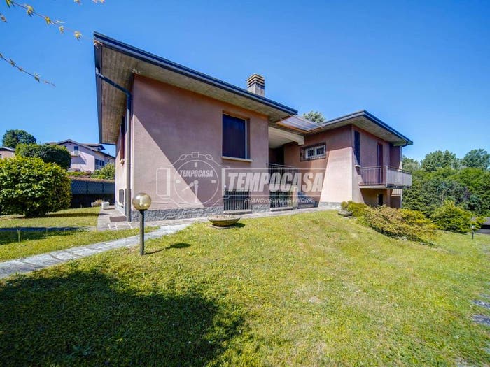 Casa con 5 locali in vendita in Via Valle Peschiera, Buguggiate