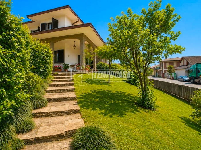 Casa con 5 locali in vendita in Viale Roma, Casaleggio Novara