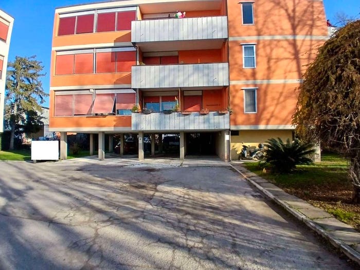 Appartamento trilocale in vendita in viale Domenico Zaccagna, Avenza, Carrara