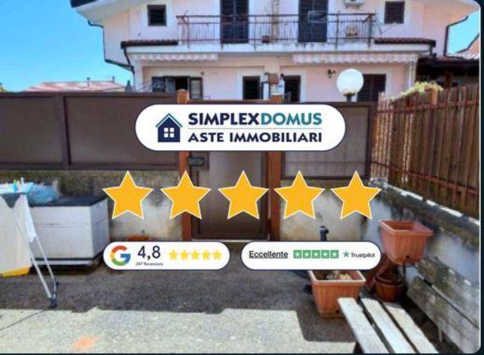 Appartamento con 6 locali in vendita in via Martiri della Libertà, Marano Marchesato