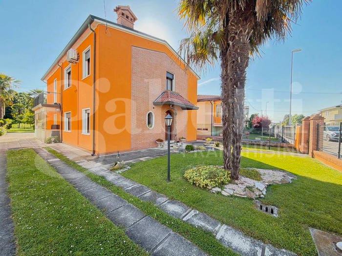 Casa con 6 locali in vendita in Piove di Sacco