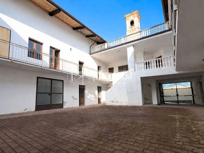 Casa con 6 locali in vendita in Via Umberto I, Centro, Cuceglio