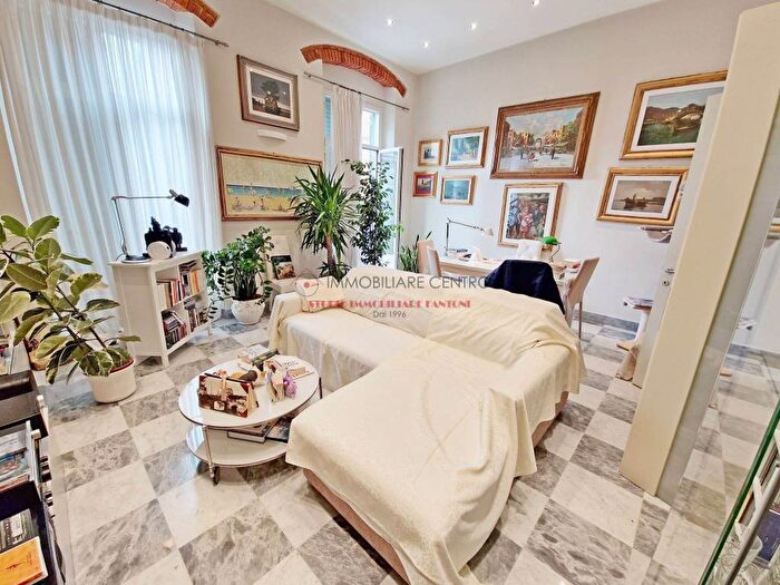 Appartamento con 5 locali in vendita in Centro, Viareggio