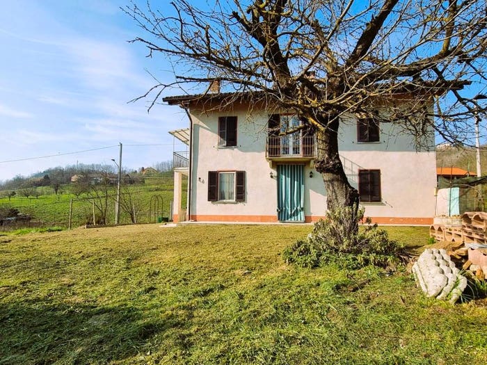 Casa con 6 locali in vendita in Mombercelli