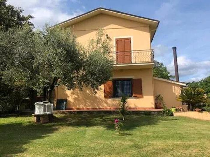 Casa con 6 locali in vendita in Via Pajanello, Capranica
