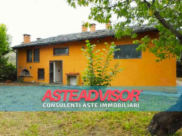 Casa con 6 locali in vendita in Via Sant'Anna, Cavour