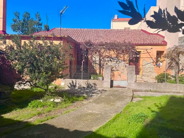 Casa con 6 locali in vendita in Via Monte Granatico, San Basilio