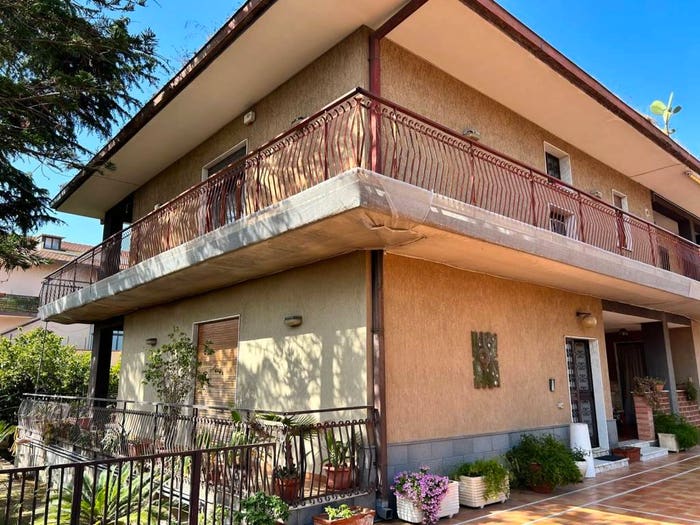 Appartamento con 6 locali in vendita in Via dei Tulipani, Centro, Misterbianco