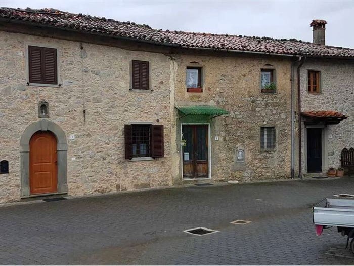 Casa con 6 locali in vendita in Via Per Castelnuovo, Molazzana