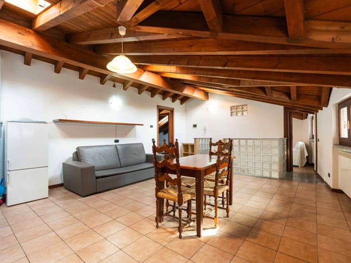 Appartamento trilocale in vendita in Via Giardini, Rezzago