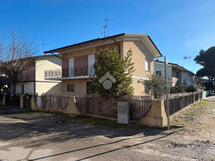 Casa con 6 locali in vendita in Viale LB Alberti, Valverde, Cesenatico