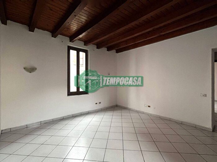 Appartamento trilocale in vendita in Via Borgo Adda, Città Bassa Laghi, Lodi