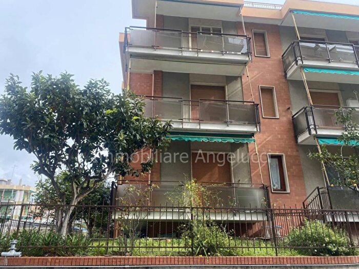 Appartamento trilocale in vendita in via Aurelia, Centro, Loano