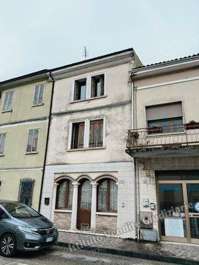 Casa con 6 locali in vendita in Via Garibaldi Via Rocca snc e Via Rocca n A, Centro, Melara