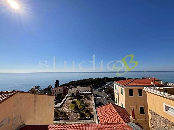 Appartamento con 5 locali in vendita in Piazza del Popolo snc, Centro Storico Sant'Ampelio, Bordighera