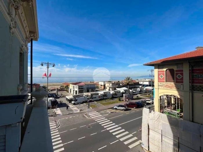 Appartamento quadrilocale in vendita in Viale Giosuè Carducci, Lungomare, Viareggio