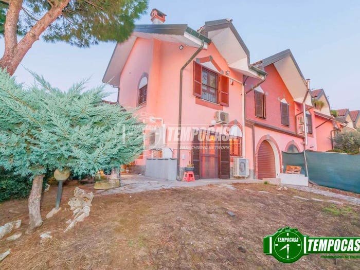 Casa quadrilocale in vendita in Via Giuseppe Garibaldi, Casarile