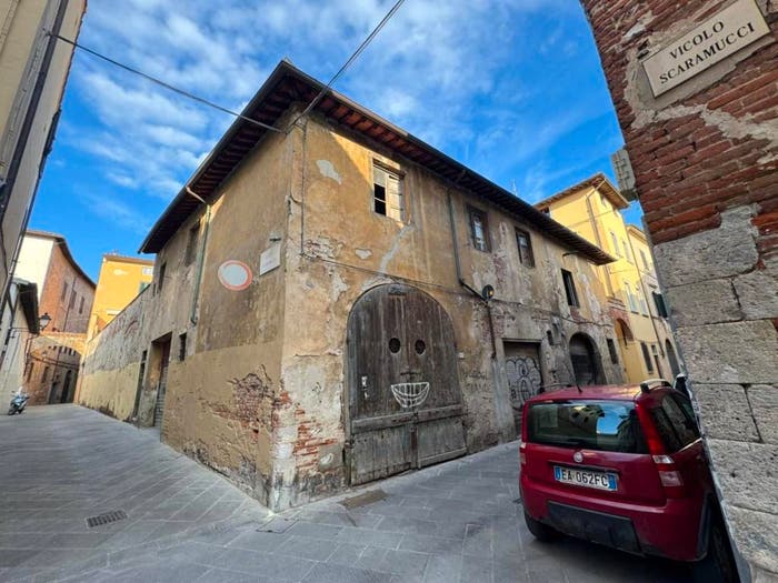 Appartamento quadrilocale in vendita in Piazza Santo Sepolcro, San Martino, Pisa