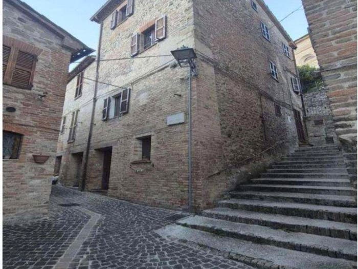 Appartamento con 6 locali in vendita in Via Federico Leopardi, Centro, Montefortino