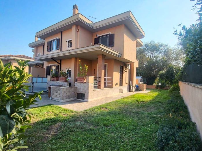 Casa con 6 locali in vendita in Viale della Repubblica, Santa Maria delle Mole, Marino