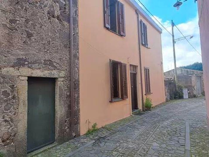 Casa con 6 locali in vendita in Via Cadello No Number, Seneghe