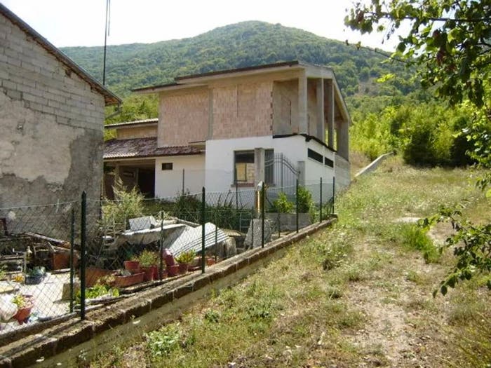 Casa con 5 locali in vendita in Via Delle Valli, Capistrello